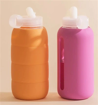 Bouteille d'eau avec bouchon rabattable